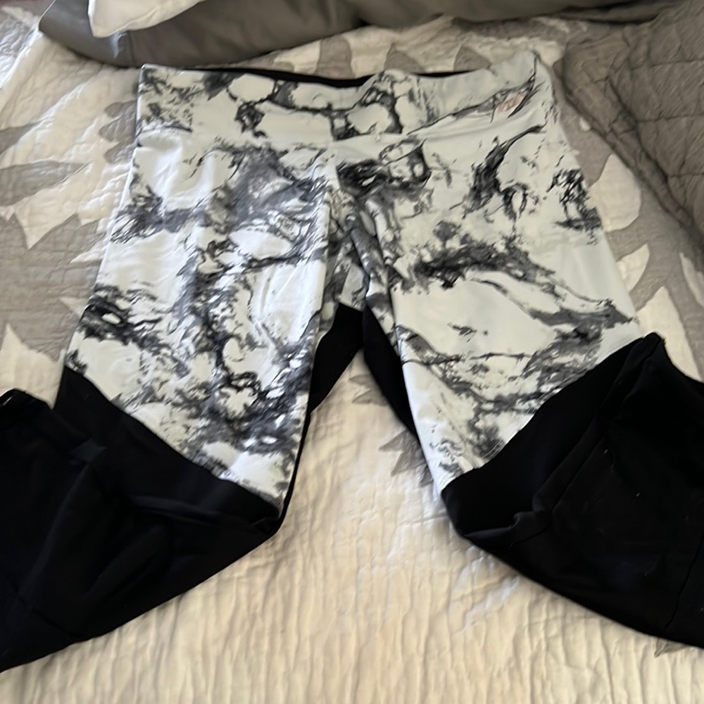 PINK ULTIMATE marble/black leggings size Large